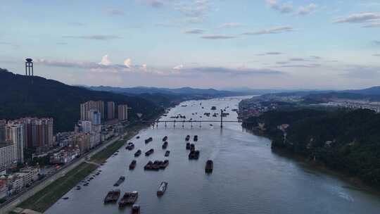 合集航拍广西梧州西江忙碌水运船只