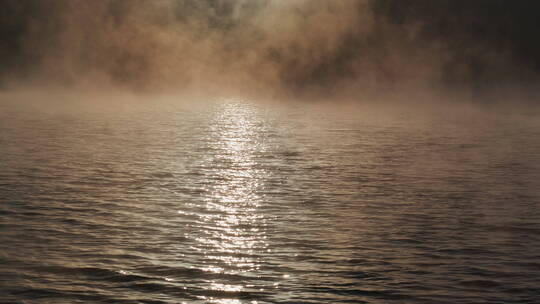 清晨阳光照射在雾气腾腾的湖面上视频素材模板下载