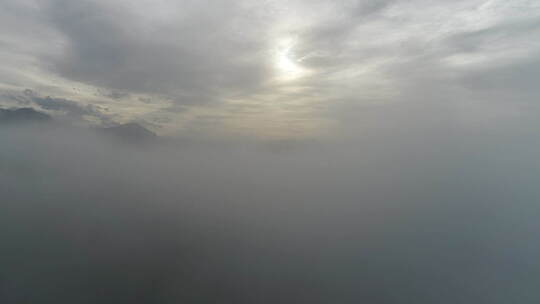 瑞士恩特尔布赫日落时透过云层鸟瞰瑞士阿尔卑斯山