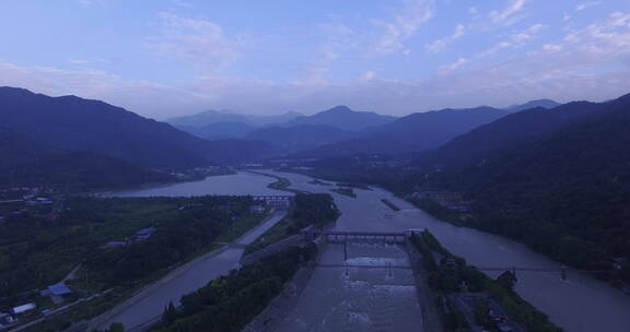 旅游景区 航拍都江堰 大坝 清晨 顺河道前移