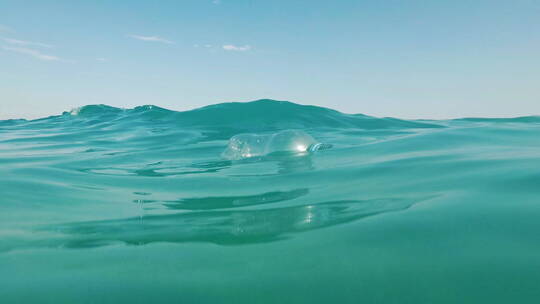 空塑料瓶漂浮在海水中