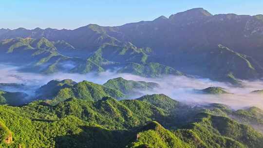 夏季早晨阳光下青山云海长城风光