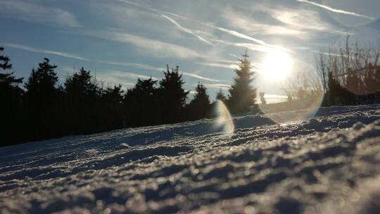 阳光照耀下的滑雪场地