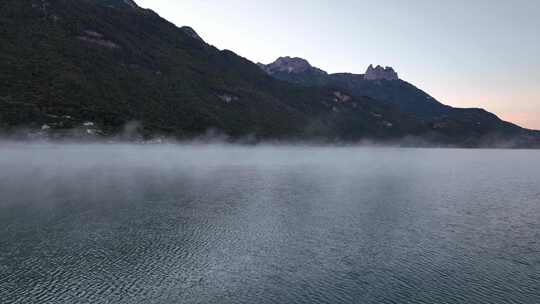 山水间晨雾弥漫的湖景