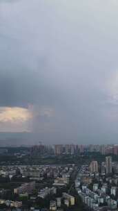 竖版航拍城市局部暴雨来临