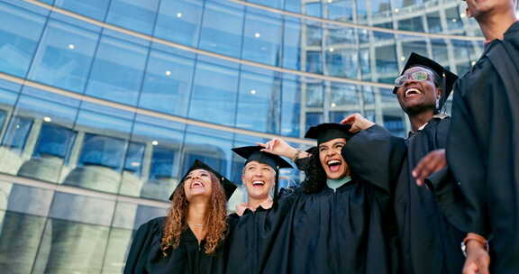 教育、毕业和成功，学生朋友一起扔帽子庆祝