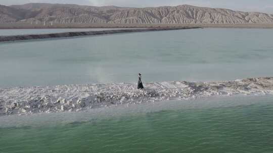 青海海西大柴旦翡翠湖人物湖水航拍视频