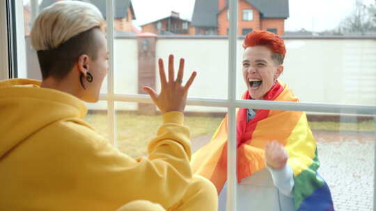 现代家居环境中色彩缤纷的两个女人透过窗户