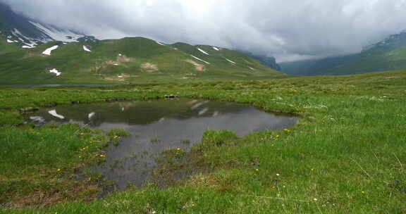 位于Little St Bernard Pass的Lake Verney，意大利