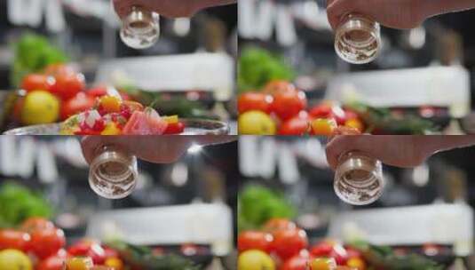在番茄上撒调料高清在线视频素材下载