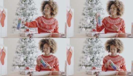 年轻女子在包装圣诞礼物高清在线视频素材下载