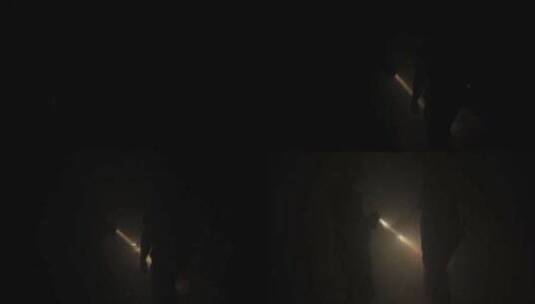 手电筒在黑暗的房间里闪闪发光高清在线视频素材下载