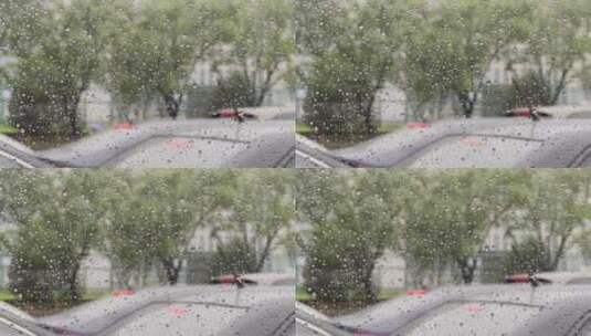 雨天驾车行驶在城市马路上车窗外高清在线视频素材下载