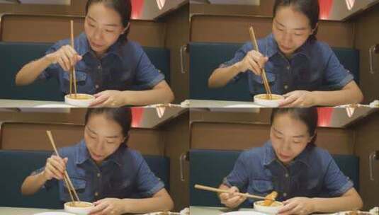 中国人美女餐厅吃火锅鸳鸯锅高清在线视频素材下载