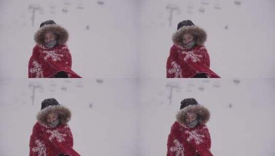 在雪中裹着红色毯子的女人高清在线视频素材下载