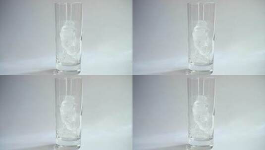 将牛奶倒入玻璃杯_在白色背景上加冰高清在线视频素材下载
