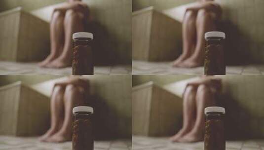 女人坐在浴室地上伸手拿药瓶高清在线视频素材下载
