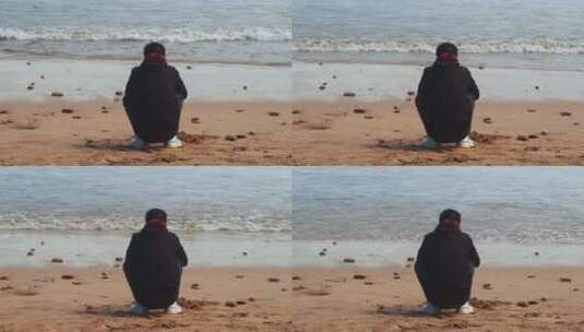 一个人在海边沙滩独孤看海4K高清在线视频素材下载