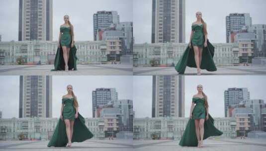 穿着绿色礼服的女孩在广场上走高清在线视频素材下载