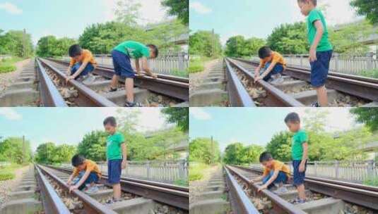 小孩走在铁路上玩耍高清在线视频素材下载