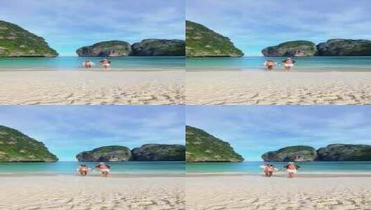 两人欣赏海滩上的自然景观Maya Bay高清在线视频素材下载