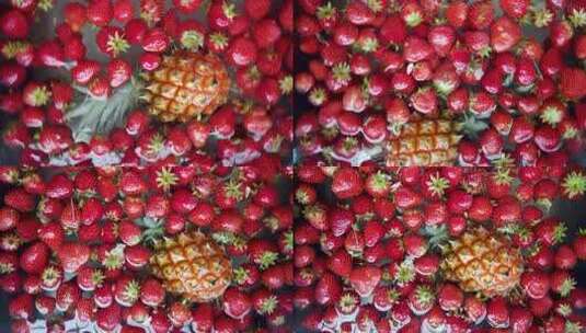 新鲜草莓和菠萝在水中旋转高清在线视频素材下载