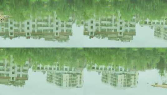 翠绿水面 碧绿水面 绿水中的建筑倒影高清在线视频素材下载