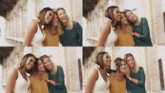 三个快乐的多种族女人一起笑，在街上玩得开心高清在线视频素材下载
