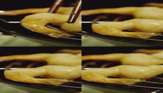 2K竖屏高速摄影移动拍摄摆放的油炸虾高清在线视频素材下载