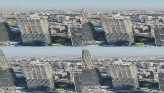 城市航拍济南世贸大厦施工吊塔竖屏高清在线视频素材下载