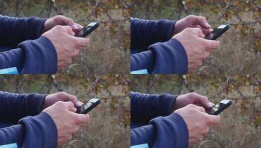一个男人在使用手机高清在线视频素材下载