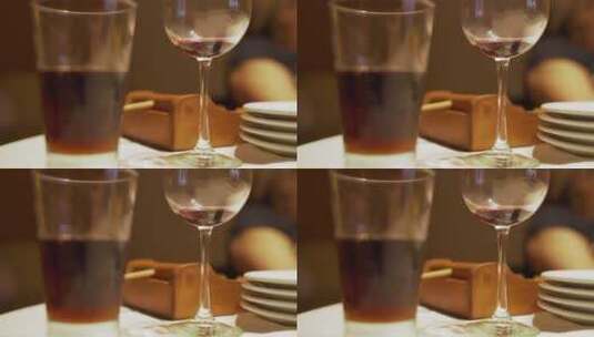 桌子上的可乐和红酒高清在线视频素材下载