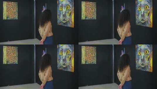 美术馆的参观者被一幅猫的画吸引高清在线视频素材下载