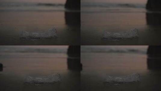 捡起沙滩上的塑料瓶的特写镜头高清在线视频素材下载
