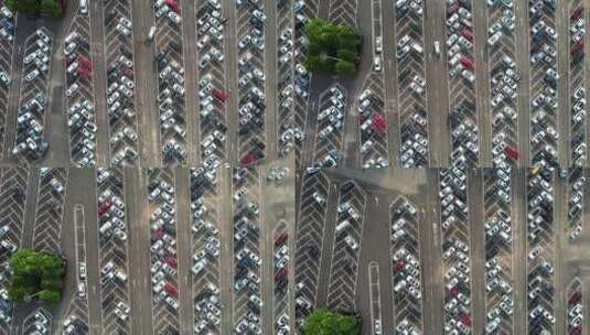 航拍城市商业区整齐的停车场道路停车位高清在线视频素材下载