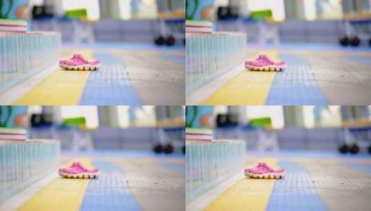 空镜头泳池边摆放的拖鞋凉鞋洞洞鞋高清在线视频素材下载