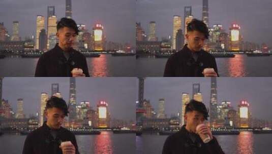 男士夜晚在上海外滩喝咖啡高清在线视频素材下载