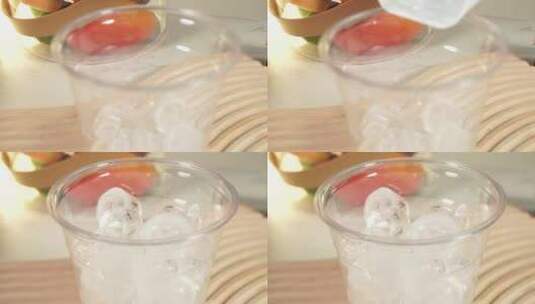 在玻璃杯里倒入冰块制作冷饮高清在线视频素材下载