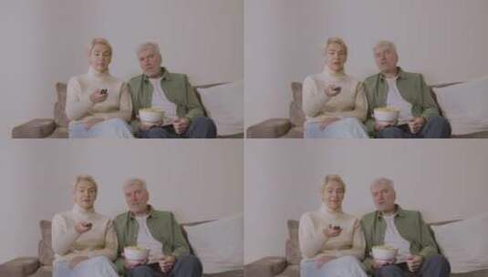 一对老夫妇坐在沙发上聊天高清在线视频素材下载