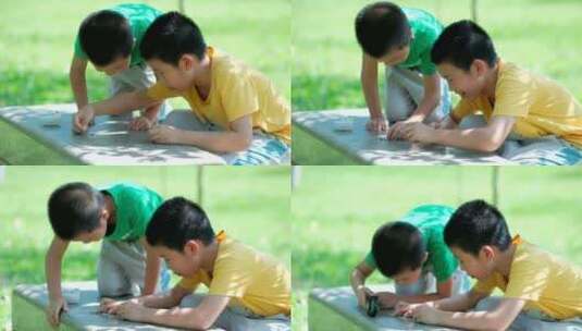 两个小孩在树林里捉虫子 玩蚱蜢 蝗虫高清在线视频素材下载