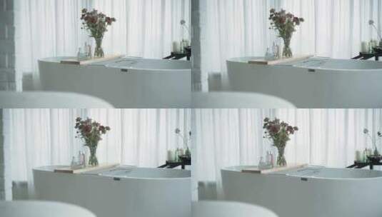 敞亮房间内白色豪华大浴缸高清在线视频素材下载