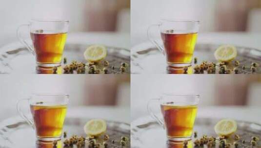 柠檬片滴在透明玻璃中的茶中高清在线视频素材下载