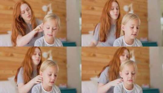 早上好，母亲和刷孩子的头发，在卧室里一起高清在线视频素材下载