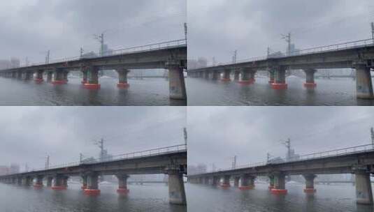 铁路桥河流下雪高清在线视频素材下载