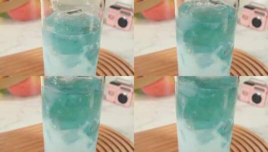 饮料杯中加入蓝色布丁果冻高清在线视频素材下载