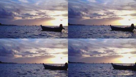 夕阳下的海面上有一艘木船高清在线视频素材下载