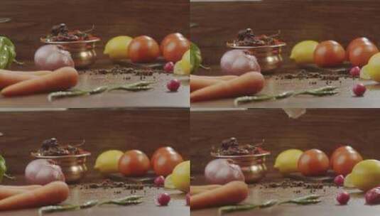 特写红卷心菜滴在厨房桌子上与喷雾在慢动作高清在线视频素材下载