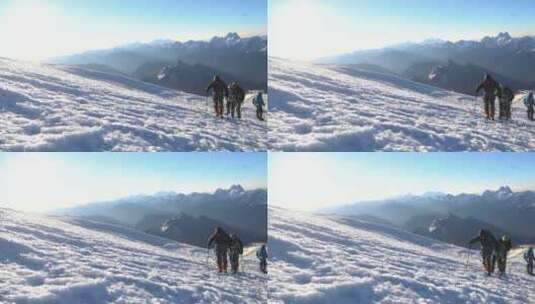 登山者穿着冰爪登上厄尔布鲁士雪山的顶峰高清在线视频素材下载