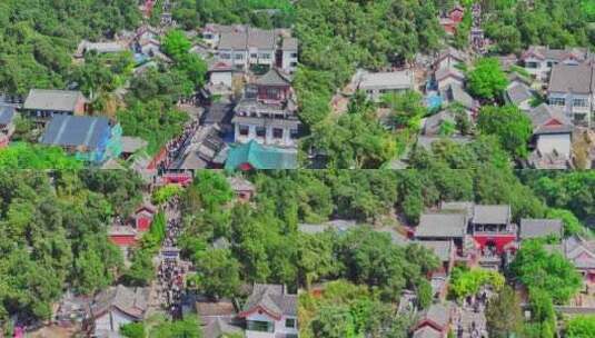 “五一”假期的泰山红门景区、天外村广场高清在线视频素材下载