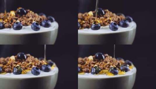 格兰诺拉麦片，碗，蓝莓，酸奶高清在线视频素材下载